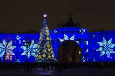 Noel 'den önceki gece şehri. St. Petrburg 'un yeni yılının ışıkları. Şehrin ana Noel ağacı, çiçekle süslenmiş, 3d Harita Gösterisi, St. Petersburg, Saray Meydanı, Rusya, 31 Aralık 2017