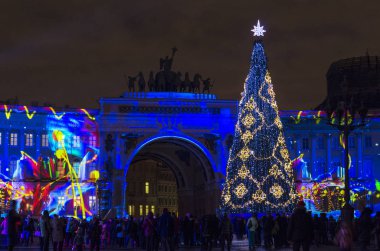 Noel 'den önceki gece şehri. St. Petrburg 'un yeni yılının ışıkları. Şehrin ana Noel ağacı, çiçekle süslenmiş, 3d Harita Gösterisi, St. Petersburg, Saray Meydanı, Rusya, 31 Aralık 2017