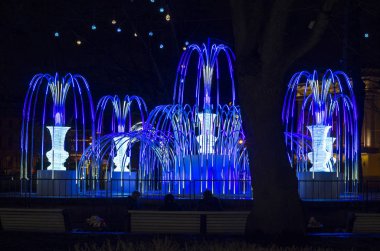 Noel 'den önceki gece şehri. St. Petrburg 'un yeni yılının ışıkları. Hermitage Müzesi, St. Petersburg, Palace Square, Rusya, 31 Aralık 2017