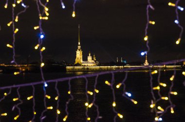 Noel 'den önceki gece şehri. St. Petersburg 'un yeni yılının ışıkları. Peter ve Paul Kalesi 'nin parlayan ışıklardaki panoraması, St. Petersburg, Rusya, 31 Aralık 2017