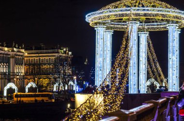 Noel 'den önceki gece şehri. St. Petrburg 'un yeni yılının ışıkları. Saray Köprüsü 'nde parıldayan çelenkler ve ampuller, St. Petersburg, Dekoratif Rotunda, Rusya, 31 Aralık 2017