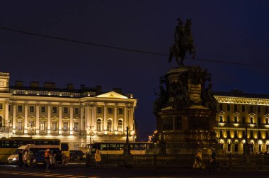 Işıkların ışığında gece şehri, Birinci İskender 'in binicilik anıtı. St. Petersburg, St. Isaac Meydanı 29 Aralık 2017