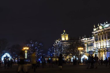 Gece şehri ışığın altında. Noel 'den önce inziva müzesi yılbaşı ışıklarıyla süslenmişti. Kartpostallar için arka plan. St. Petersburg, Saray Meydanı 29 Aralık 2017