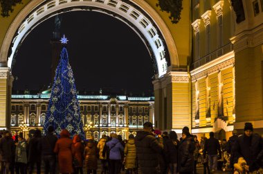Gece şehri ışığın altında. Saray meydanının ana karargahının kemeri ve Noel ladini. Tebrik kartı için Noel arkaplanı. St. Petersburg, Saray Meydanı 29 Aralık 2017