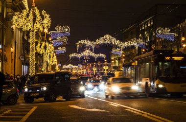 Gece şehri ışığın altında. Şehrin merkez caddesinde Noel süslemeleri, kış Noel hikayeleri. Tebrik kartı için Noel arkaplanı. St. Petersburg, Nevsky Prospect, 29 Aralık 2017