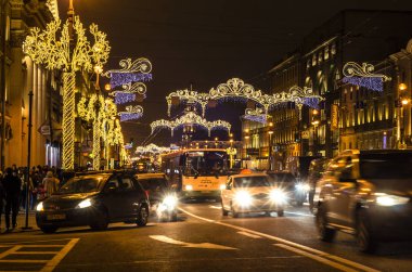 Gece şehri ışığın altında. Şehrin merkez caddesinde Noel süslemeleri, kış Noel hikayeleri. Tebrik kartı için Noel arkaplanı. St. Petersburg, Nevsky Prospect, 29 Aralık 2017