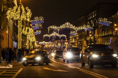 Gece şehri ışığın altında. Şehrin merkez caddesinde Noel süslemeleri, kış Noel hikayeleri. Tebrik kartı için Noel arkaplanı. St. Petersburg, Nevsky Prospect, 29 Aralık 2017