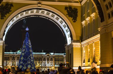 Gece şehri ışığın altında. Saray meydanının ana karargahının kemeri ve Noel ladini. Tebrik kartı için Noel arkaplanı. St. Petersburg, Saray Meydanı 29 Aralık 2017