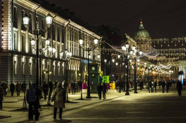 Gece şehri ışığın altında. Küçük bir ahırda Noel yaygarası. Eski Avrupa kenti Noel çelenkleri ve ışıklarla süslenmiş. St. Petersburg Bulvarı, Rusya, 29 Aralık 2017