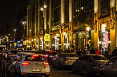 Gece şehri ışığın altında. Yeni yıl öncesi kuzey başkentinin Malaya Konyushennaya Caddesi 'ndeki dükkanlarda koşuşturma var. St. Petersburg Bulvarı, 29 Aralık 2017