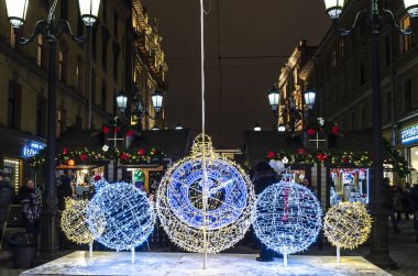 Yeni yılın Avrupa kenti ışıkların altında. Saatler şeklinde parıldayan Noel süslemeleri. St. Petersburg, Malaya Sadovaya Caddesi, Rusya, 30 Aralık 2017
