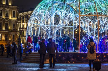 Yeni yılın Avrupa kenti ışıkların altında. Muhteşem bir ağaç şeklinde parıldayan Noel süsü. Kocaman bir Noel balosu. St. Petersburg, Manege Meydanı, Rusya, 30 Aralık 2017