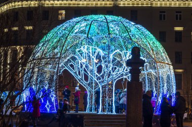 Yeni yılın Avrupa kenti ışıkların altında. Muhteşem bir ağaç şeklinde parıldayan Noel süsü. Kocaman bir Noel balosu. St. Petersburg, Manege Meydanı, Rusya, 30 Aralık 2017