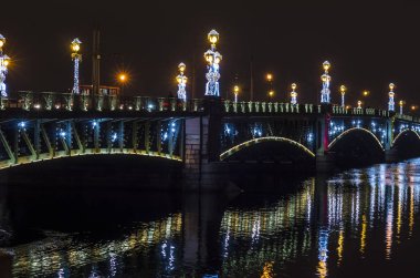 Yeni yılın Avrupa kenti ışıkların altında. Çelenklerle parıldayan Yeni Yıl Üçlemesi köprüsü. Rusya 'dan Noel kartı. St. Petersburg, Manege Meydanı, Rusya, 30 Aralık 2017