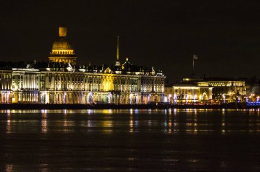 Yeni yılın Avrupa kenti ışıkların altında. St. Petersburg şehrinin gece manzarası suya yansıdı. Rusya 'dan Noel kartı. St. Petersburg, Neva suları, 30 Aralık 2017