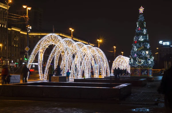 Nächtliche Neujahrsstadt Ein Leuchtender Bogen Ist Eine Weihnachtsdekoration Lichttonnel Und — Stockfoto