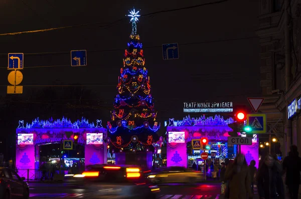 Πρωτοχρονιάτικος Φωτισμός Της Πόλης Χριστουγεννιάτικες Γιρλάντες Πυλώνες Φωτισμού Πόλης Λαμπερά — Φωτογραφία Αρχείου
