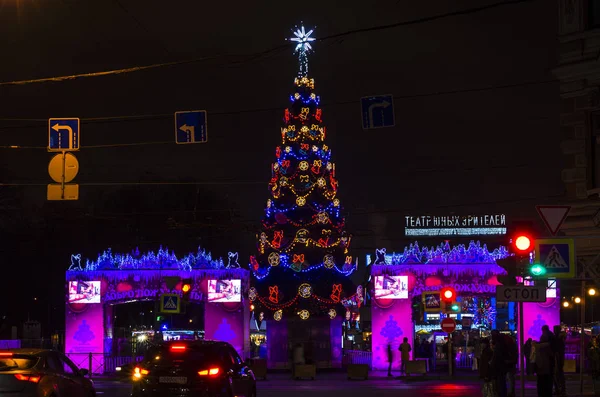 Noworoczne Oświetlenie Miasta Świąteczne Girlandy Miejskich Słupach Oświetleniowych Świecące Miejskie — Zdjęcie stockowe