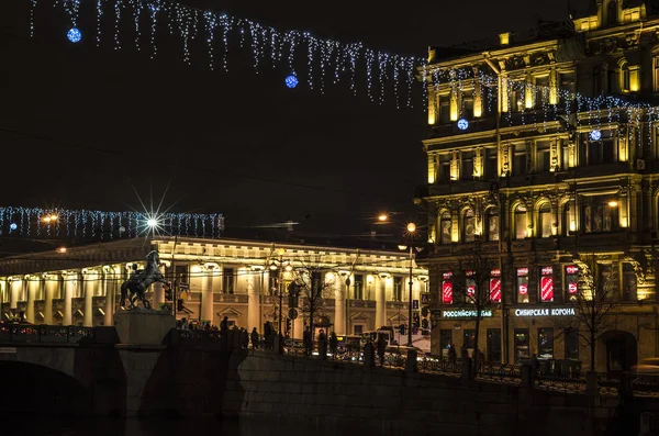 圣诞节前的夜城 圣彼得堡新年的灯火通明 俄罗斯圣彼得堡 阿尼奇科夫大桥 2017年12月31日 — 图库照片