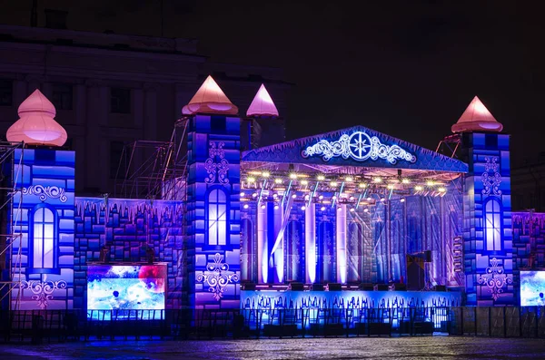 クリスマス前の夜の街聖ペトルブルクの新年の光 お祝いのコンサート サンクトペテルブルク 宮殿広場 ロシア 2017年12月31日の装飾ステージ — ストック写真