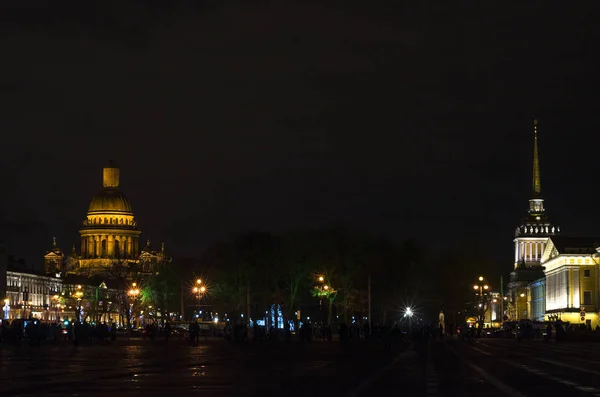 クリスマス前の夜の街聖ペトルブルクの新年の光 アレクサンダー庭園のパノラマ サンクトペテルブルク 宮殿広場 ロシア 2017年12月31日 — ストック写真