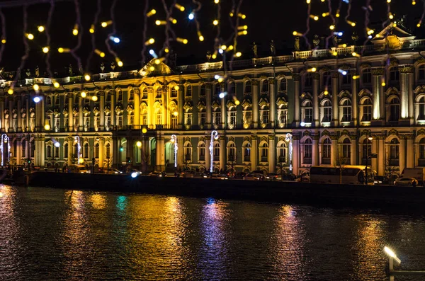 圣诞节前的夜城 圣彼得堡新年的灯火通明 2017年12月31日俄罗斯王宫广场圣彼得堡皇宫桥上闪亮的花环和灯泡 — 图库照片