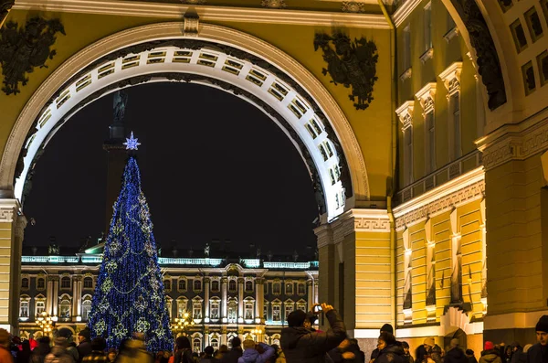 Nocne Miasto Świetle Świateł Łuk Głównej Siedziby Placu Pałacowego Bożonarodzeniowy — Zdjęcie stockowe