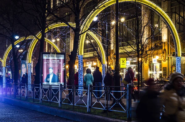 Ciudad Nocturna Luz Las Luces Arcos Brillantes Con Bombillas Festivas —  Fotos de Stock