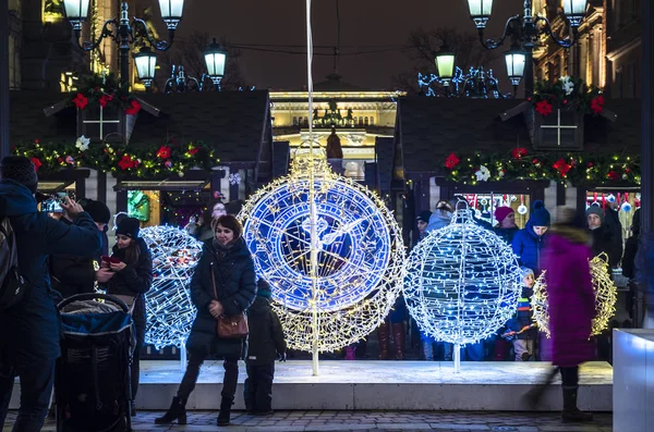 Πρωτοχρονιάτικη Ευρωπαϊκή Πόλη Υπό Φως Των Φώτων Χριστουγεννιάτικη Γιορτή Στο — Φωτογραφία Αρχείου