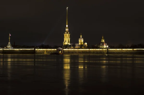 新年的欧洲城市灯火通明 彼得和保罗 福雷斯的夜景映入水中 来自俄罗斯的圣诞卡 圣彼得堡 涅瓦水域 2017年12月30日 — 图库照片