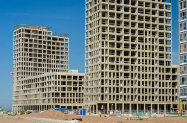 Altın Şehir konut kompleksinin inşaatı devam ediyor. Modern bina cepheleri dekorasyonu. Havalandırmalı menteşeler ve altın dekoratif unsurlar. Rusya, St. Petersburg, 9 Haziran 2020