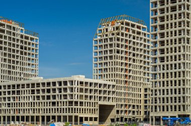 Altın Şehir konut kompleksinin inşaatı devam ediyor. Modern bina cepheleri dekorasyonu. Havalandırmalı menteşeler ve altın dekoratif unsurlar. Rusya, St. Petersburg, 9 Haziran 2020