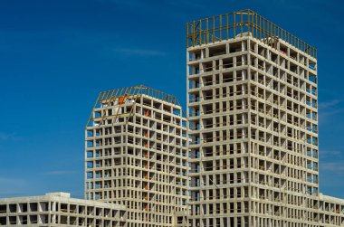 Altın Şehir konut kompleksinin inşaatı devam ediyor. Modern bina cepheleri dekorasyonu. Havalandırmalı menteşeler ve altın dekoratif unsurlar. Rusya, St. Petersburg, 9 Haziran 2020