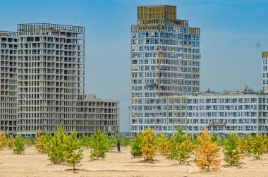 Altın Şehir konut kompleksinin inşaatı devam ediyor. Modern bina cepheleri dekorasyonu. Havalandırmalı menteşeler ve altın dekoratif unsurlar. Rusya, St. Petersburg, 9 Haziran 2020