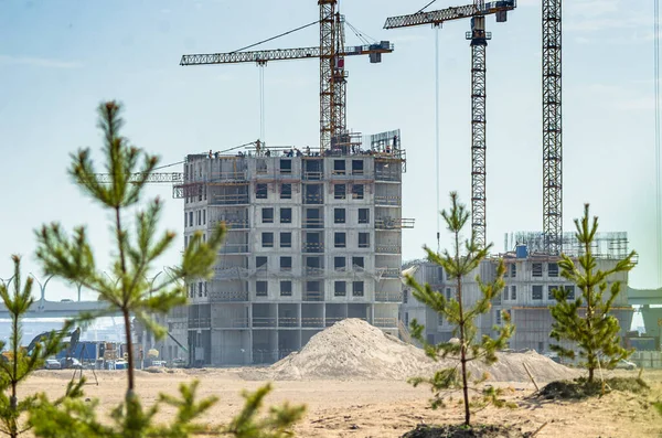 Bouw van een wooncomplex aan zee. De voortgang van de bouw van het wooncomplex Morskaya dijk. Huizen in het zand bij het water. Rusland, Sint-Petersburg, 9 juni 2020 — Stockfoto