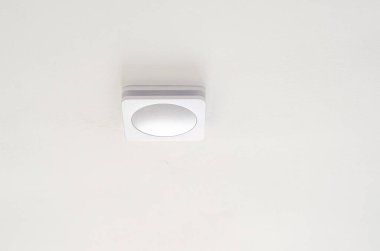 LED ışıklar. Elektro tasarruf teknolojileri. Elektrik tasarrufu. Modern ışıklandırma. Enerji sektöründe yüksek teknoloji. Eko teknolojisi. Soğuk parlak ışık. Akıllı Ev.