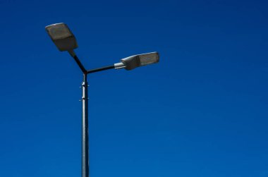 Modern bir sokak LED ışıklandırma direği. Şehir elektro-enerji teknolojileri. Sokak ışıklarındaki tasarruflar. Enerji tasarrufu. Yüksek teknoloji. Çevre dostu akıllı şehir sistemi.