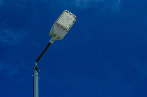 モダンな通りのLed照明ポール 都市の電気エネルギー技術 街中の道路照明の節約 省エネ ハイテクだ 環境に優しいスマートシティシステム — ストック写真