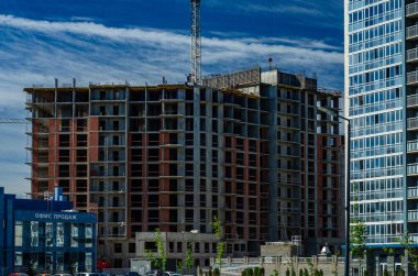 Monolitik yapı. Binanın metal beton iskeleti. Ön cephe işe yarıyor. Modern konutların inşası. Cosplex rezidans kaptanı, St. Petersburg, Rusya, 06.24.2020