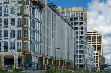 Monolitik yapı. Binanın metal beton iskeleti. Menteşeli dekoratif ön cephe unsurları. Modern konutların inşası. Residential cosplay Altın Şehir, St. Petersburg, Rusya, 06.24.2020