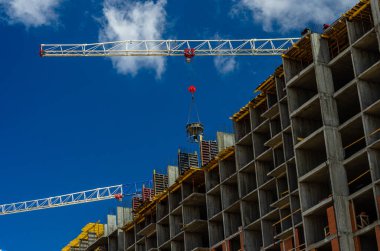 Monolitik yapı. Binanın metal beton iskeleti. Ön cephe işe yarıyor. Modern konutların inşası. Cosplex rezidans kaptanı, St. Petersburg, Rusya, 06.24.2020