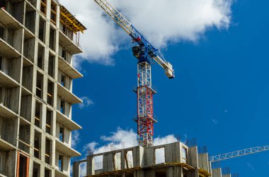 Monolitik yapı. Binanın metal beton iskeleti. Ön cephe işe yarıyor. Modern konutların inşası. Cosplex rezidans kaptanı, St. Petersburg, Rusya, 06.24.2020