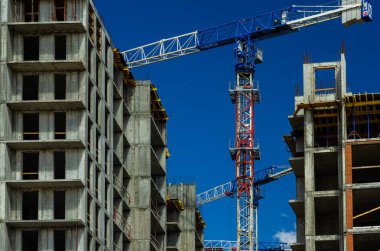 Monolitik yapı. Binanın metal beton iskeleti. Ön cephe işe yarıyor. Modern konutların inşası. Cosplex rezidans kaptanı, St. Petersburg, Rusya, 06.24.2020