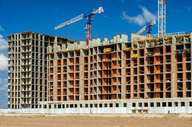 Monolitik yapı. Binanın metal beton iskeleti. Ön cephe işe yarıyor. Modern konutların inşası. Cosplex rezidans kaptanı, St. Petersburg, Rusya, 06.24.2020