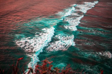 Güçlü Okyanus esintisi şaşırtıcı günbatımı, tropikal Bali Beach güzel fotoğraf