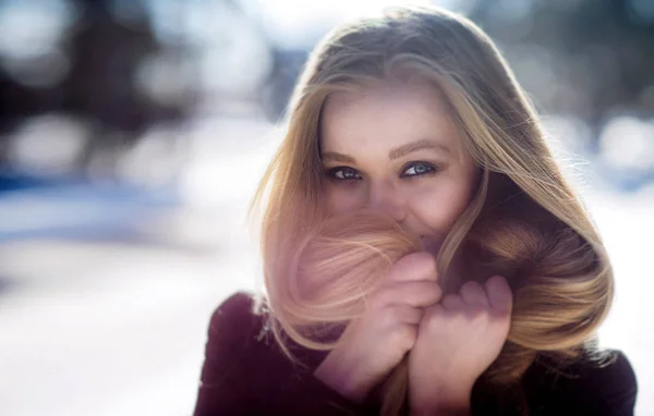 Modefoto Der Schönen Frau Mit Langen Blonden Haaren Dunkler Kleidung — Stockfoto