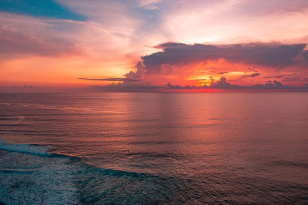 Naturaleza Poderosa Increíble Puesta Sol Escarlata Wuth Una Gran Nube — Foto de Stock