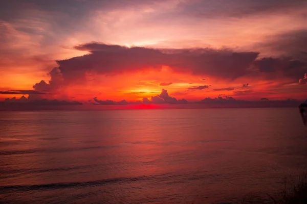 Naturaleza Poderosa Increíble Puesta Sol Escarlata Wuth Una Gran Nube — Foto de Stock