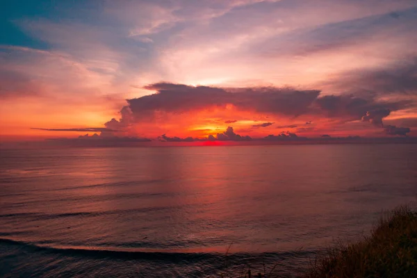 Natureza Poderosa Incrível Escarlate Pôr Sol Wuth Uma Grande Nuvens — Fotografia de Stock