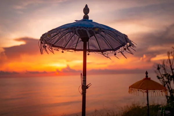 Hermosa Foto Playa Paraguas Asiático Backgrond Increíble Puesta Sol Escarlata — Foto de Stock